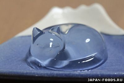 В Японии приготовили десерт в виде кота из капли воды