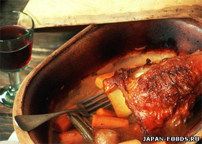 Употребления большого количества мяса и алкоголя ведет к подагре